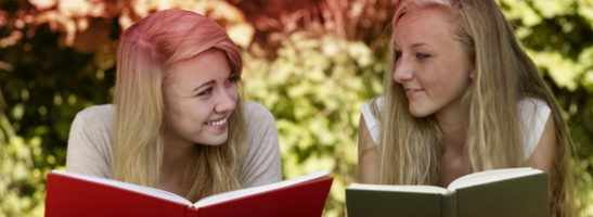 תמונה של שתי נערות הקוראות ספר. התמונה ממחישה את המיתוסים הרבים הקיימים סביב המחזור החודשי. 