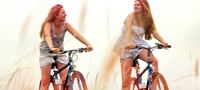 תמונה של 2 נערות הרוכבות על אופניים. התמונה ממחישה שניתן לעשות הכל גם בתקופת המחזור החודשי: שחיה, אופניים, ריצה וכד'. 